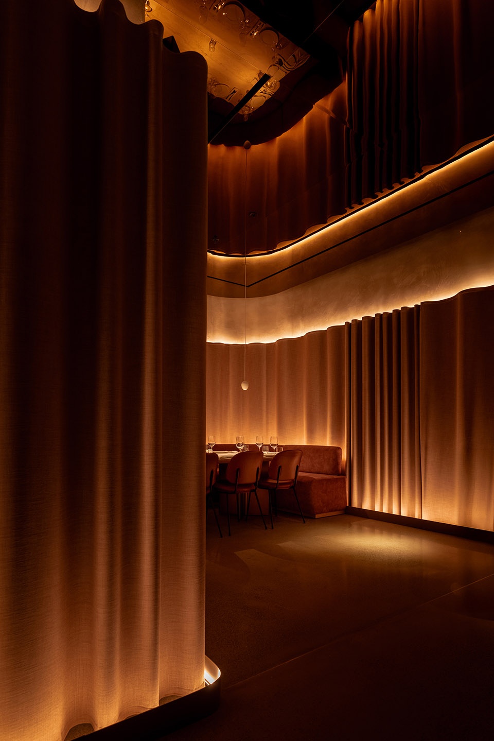 mr porter steakhouse bar lounge by baranowitz kronenberg
