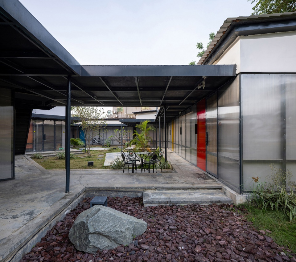 earth hugging duke plaza by edge architect