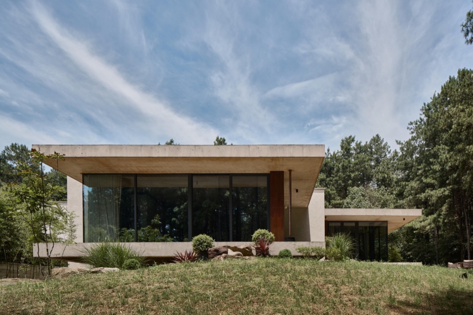 Anadu Pine Villa by STUDIO8 Architects