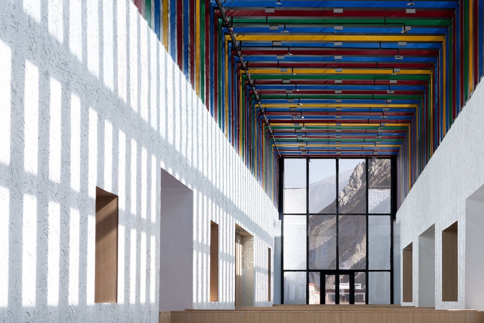the multifunctional art center of lhozhag county middle school by shenzhen huahui design