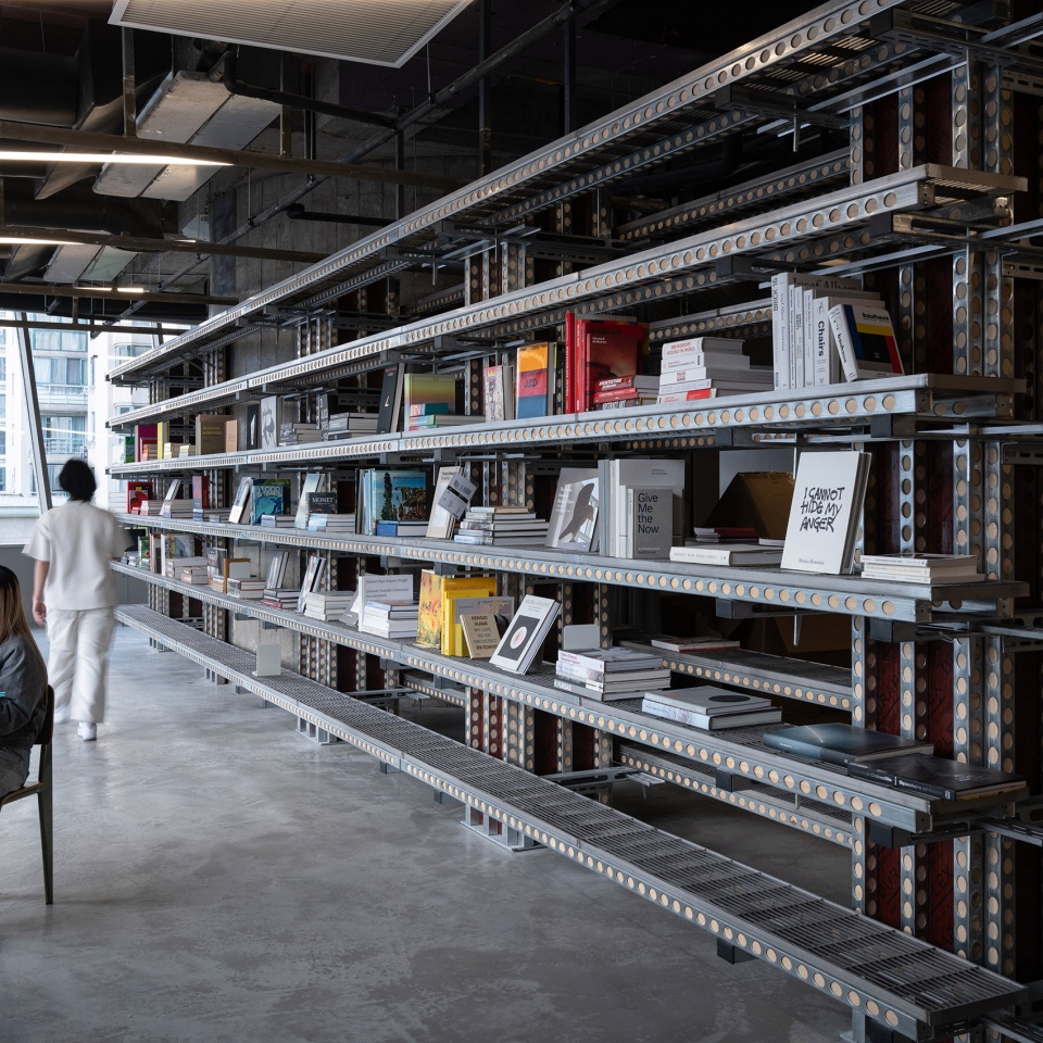 889glo art space by spactrum