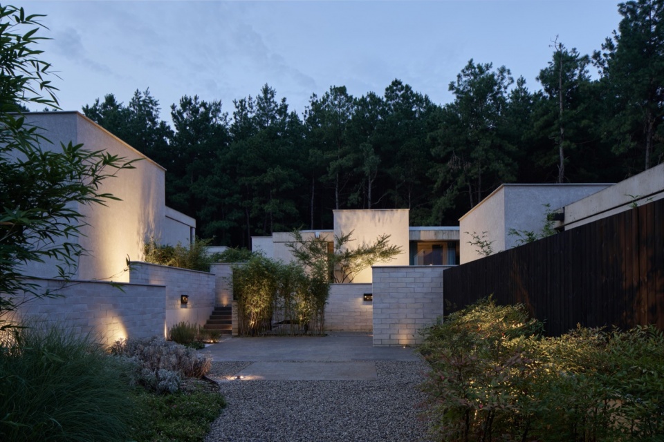 Anadu Pine Villa by STUDIO8 Architects