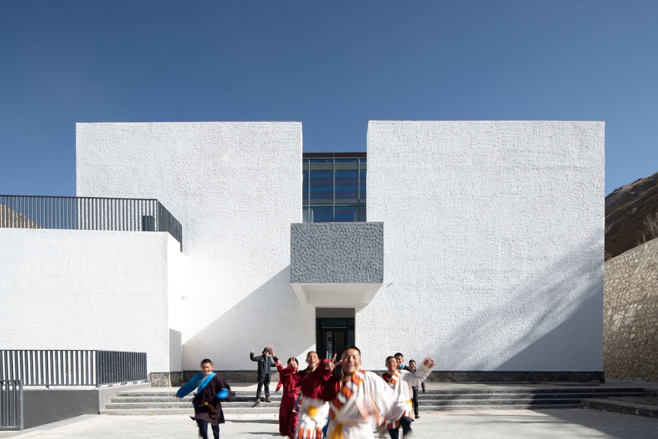 the multifunctional art center of lhozhag county middle school by shenzhen huahui design