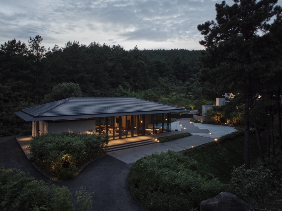 Anadu Pine Villa by STUDIO8 Architects