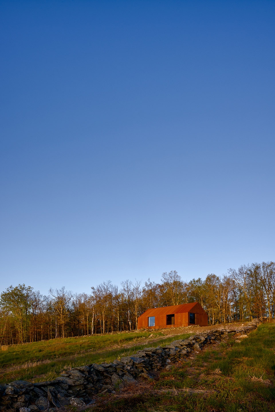ridge house and barn by worrell yeung