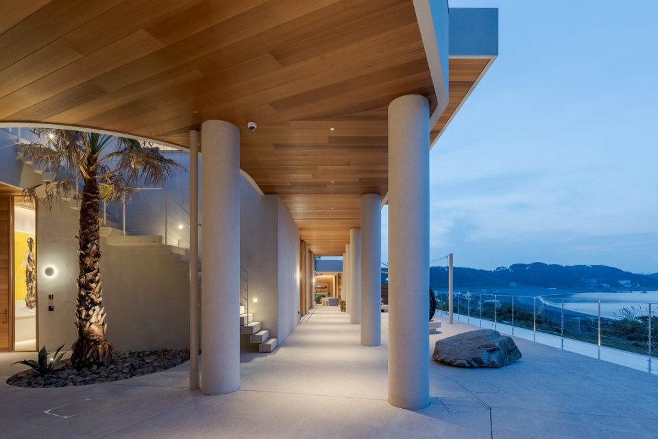 House in Yokosuka by REIICHI IKEDA DESIGN
