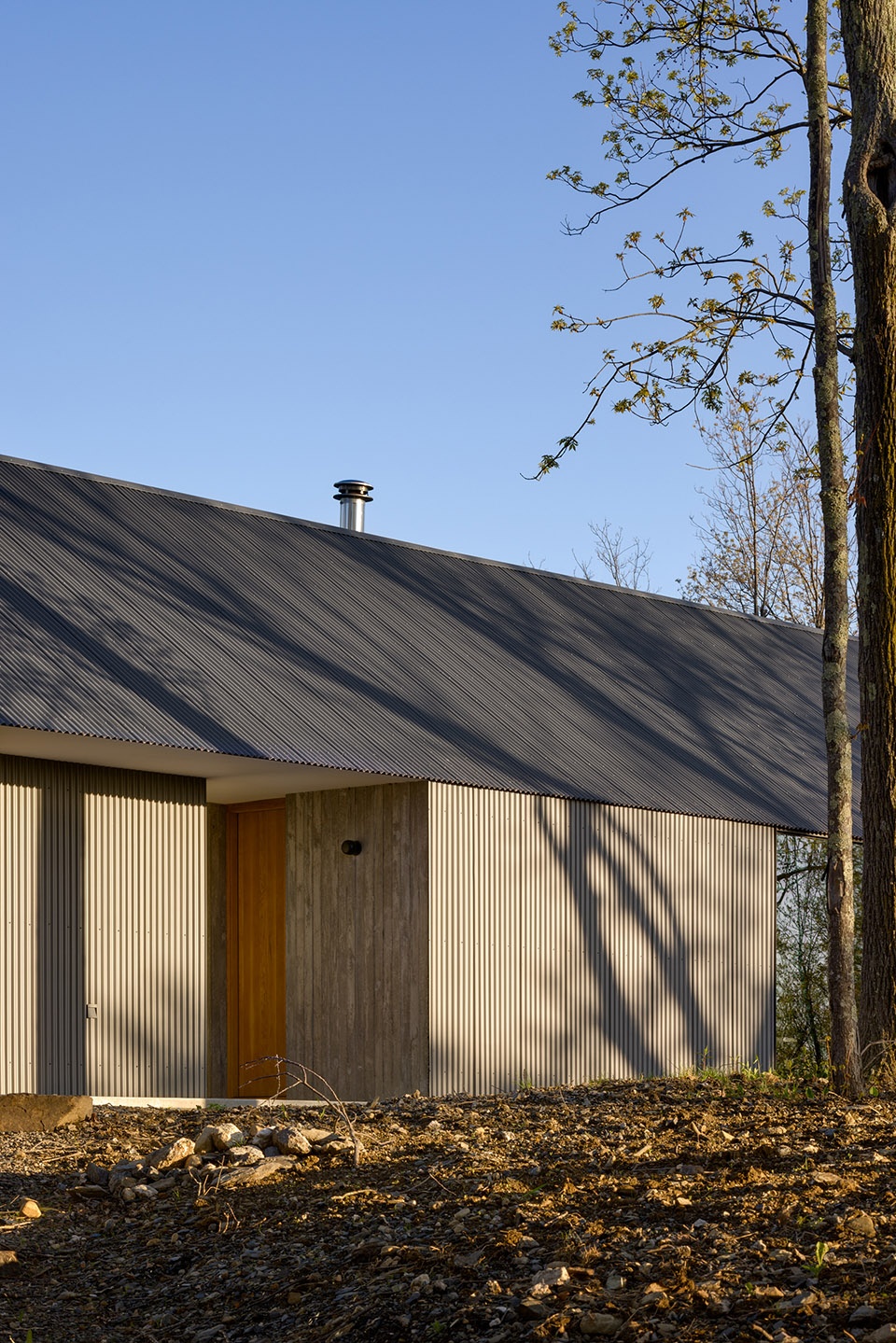 ridge house and barn by worrell yeung