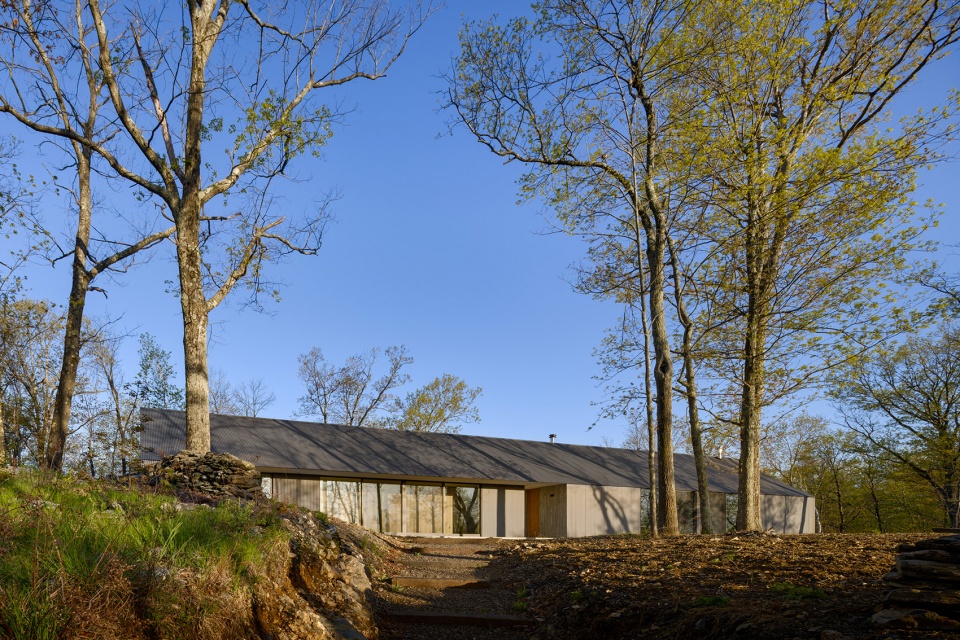 ridge house and barn by worrell yeung