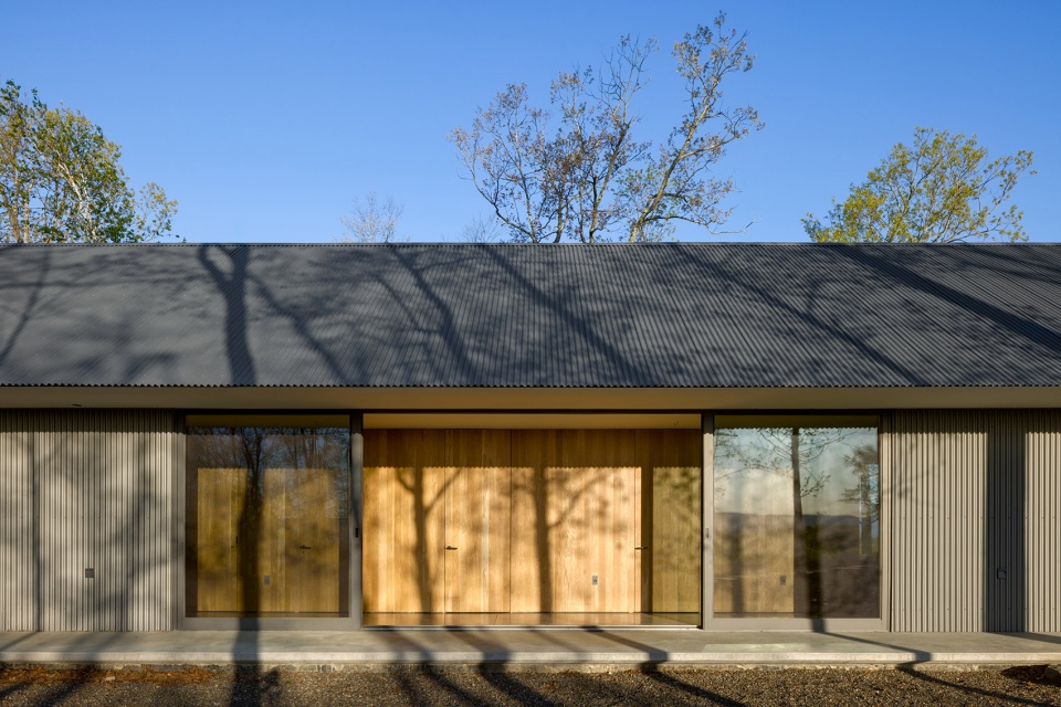 ridge house and barn by worrell yeung
