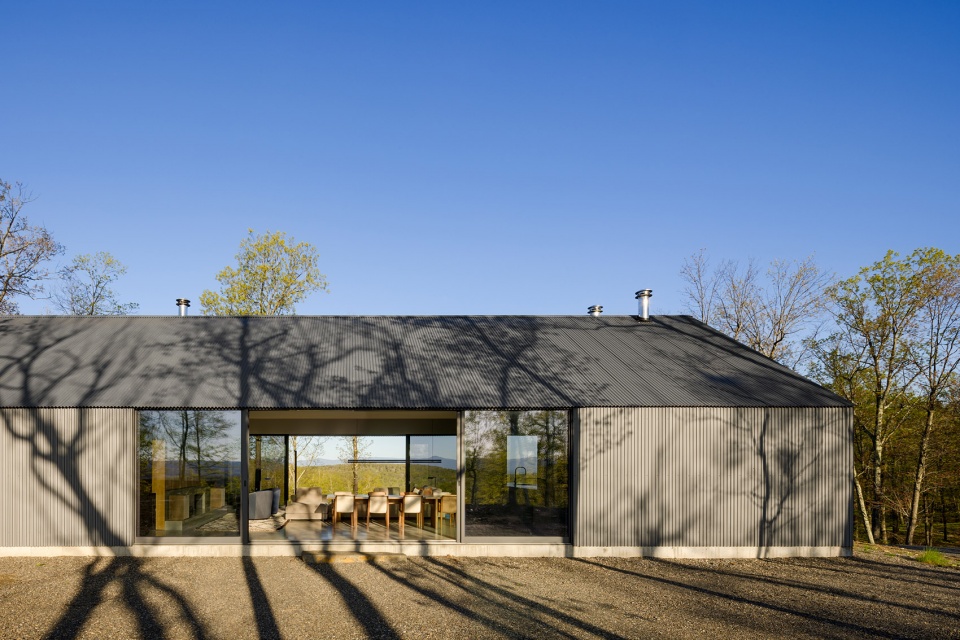 ridge house and barn by worrell yeung