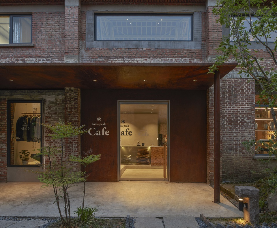 snow peak cafe matro luxury center by kiki arch