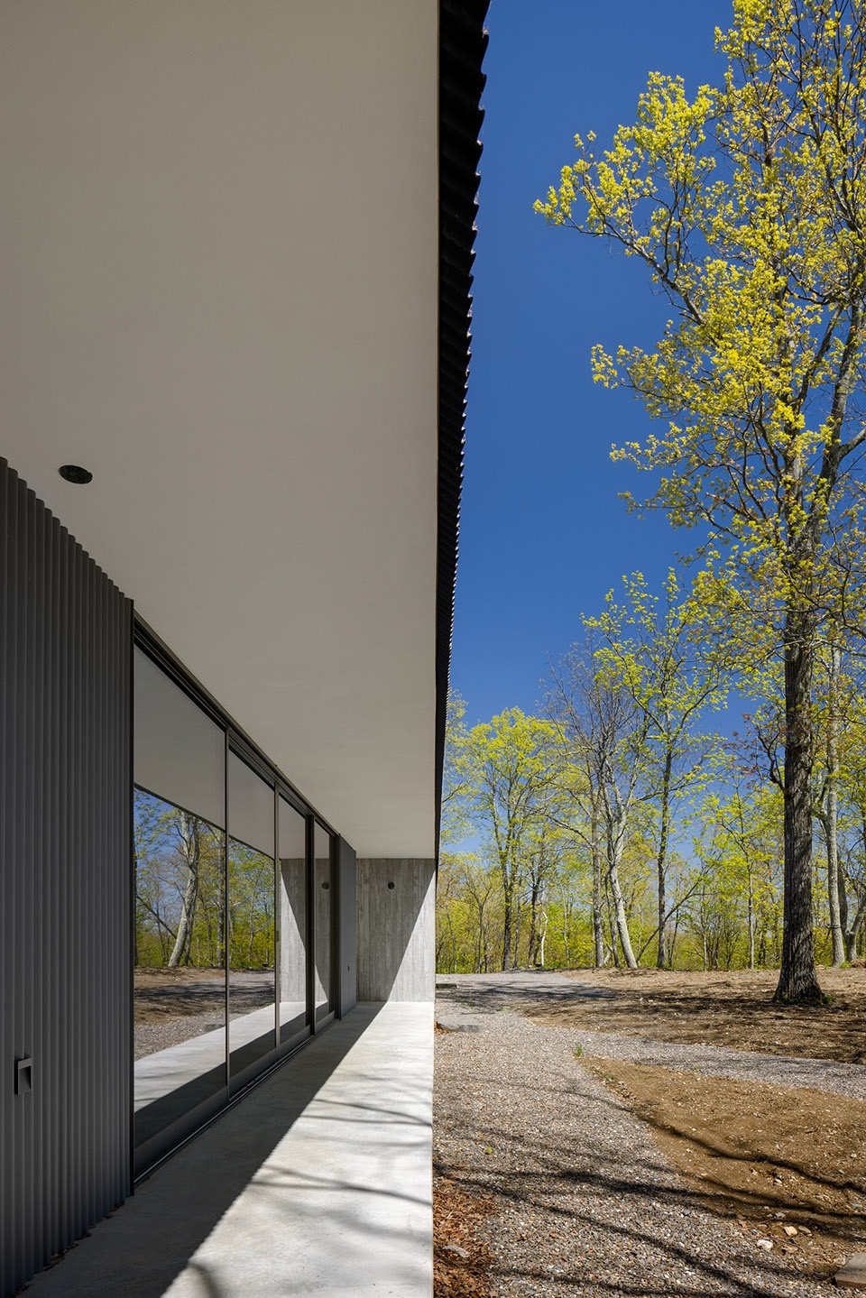 ridge house and barn by worrell yeung