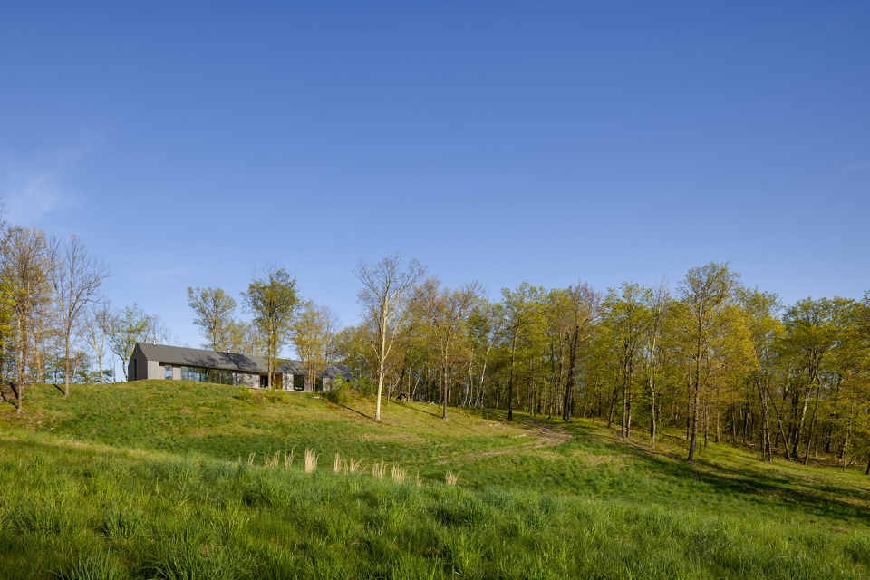 ridge house and barn by worrell yeung