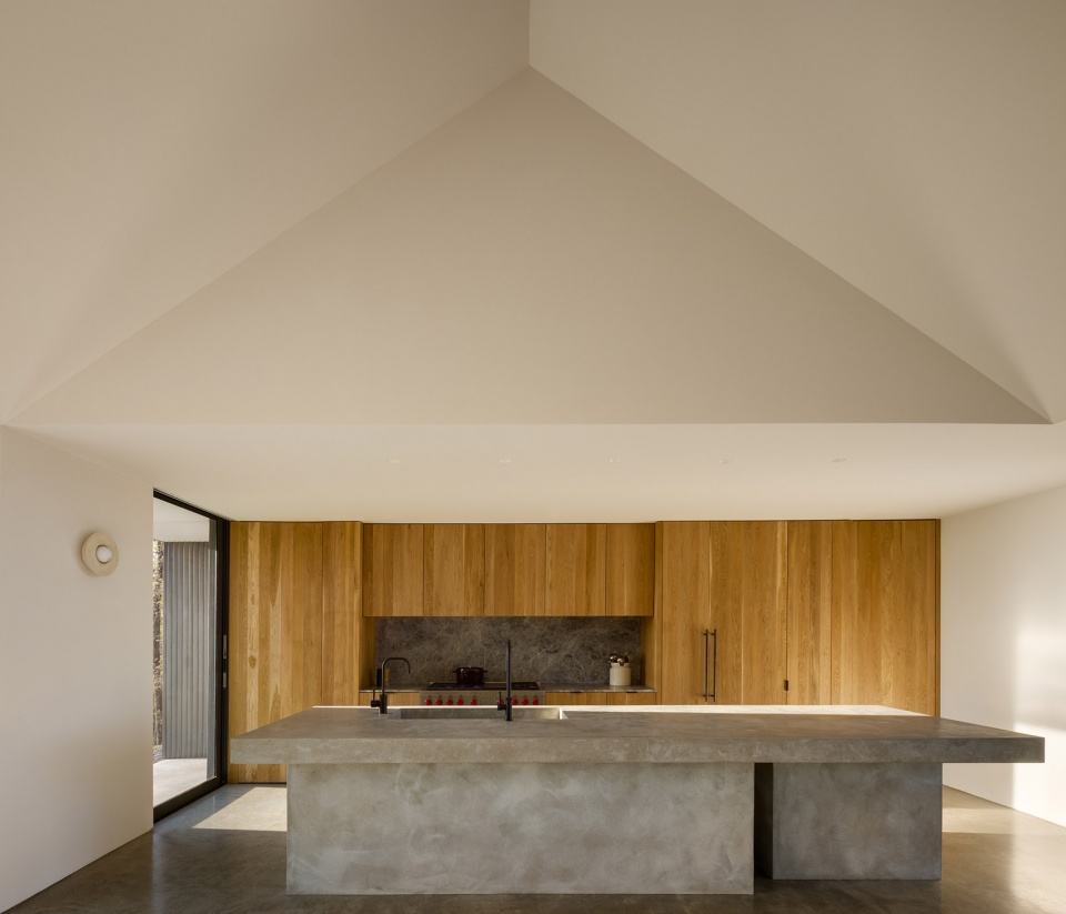 ridge house and barn by worrell yeung