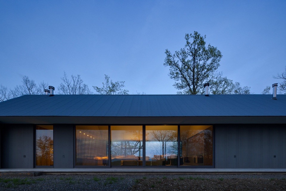 ridge house and barn by worrell yeung