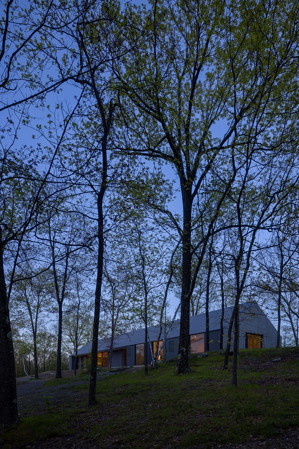 ridge house and barn by worrell yeung