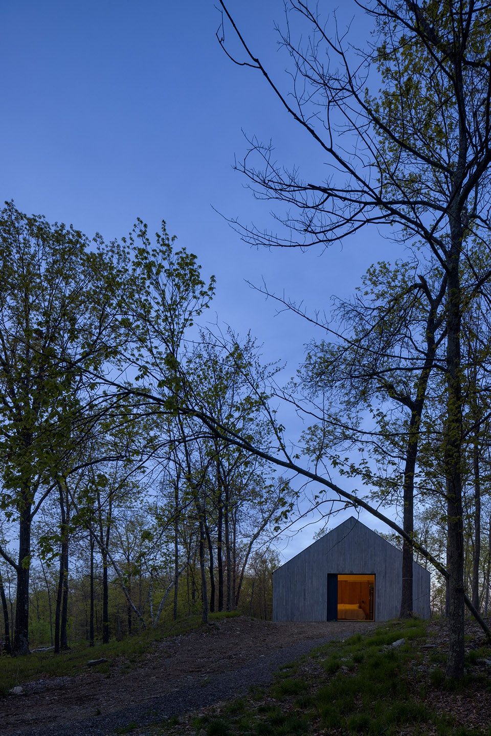 ridge house and barn by worrell yeung