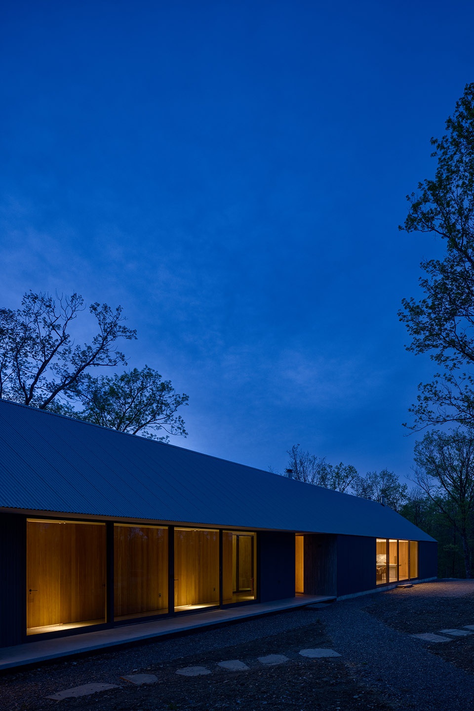 ridge house and barn by worrell yeung