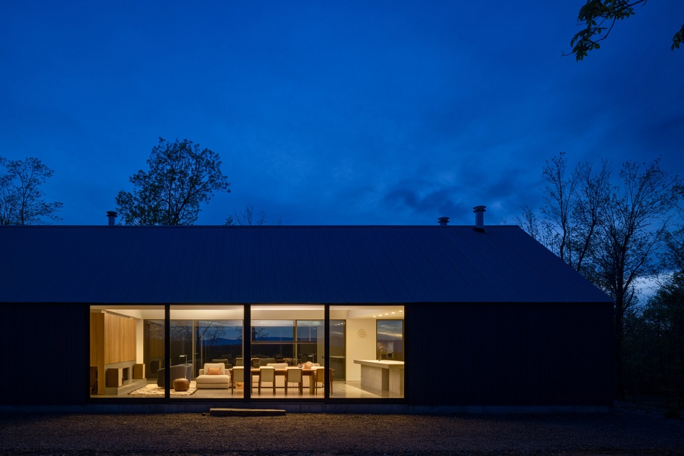 ridge house and barn by worrell yeung