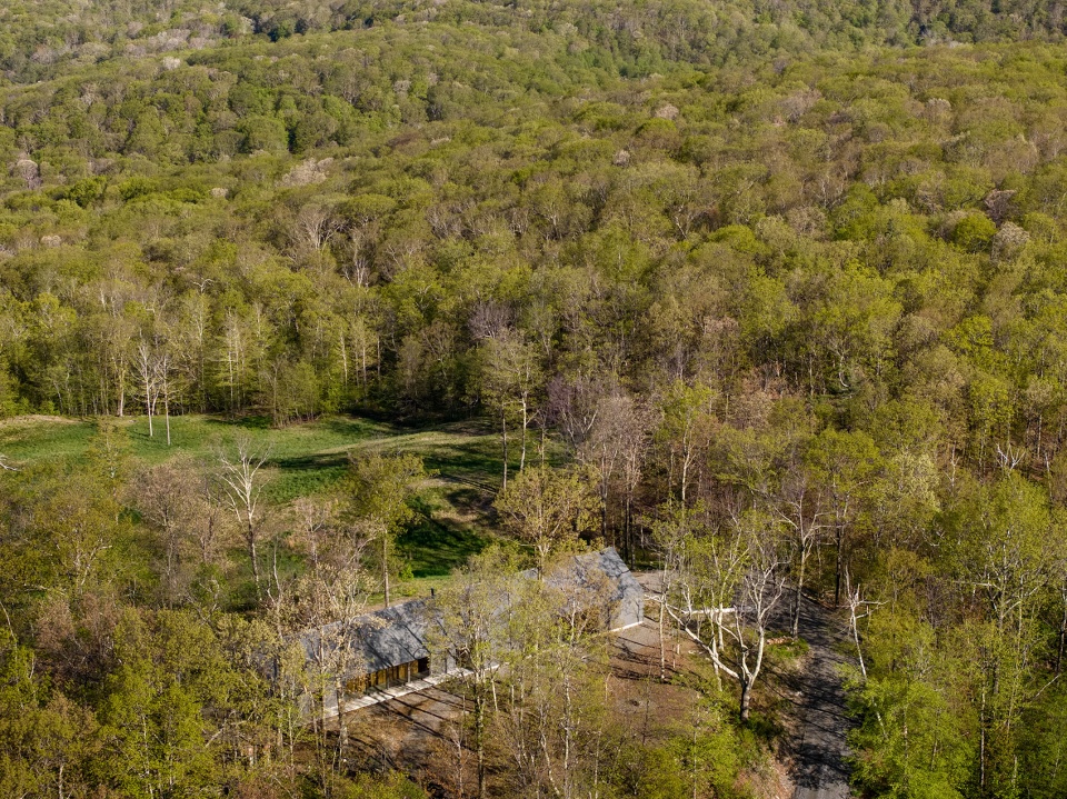 ridge house and barn by worrell yeung