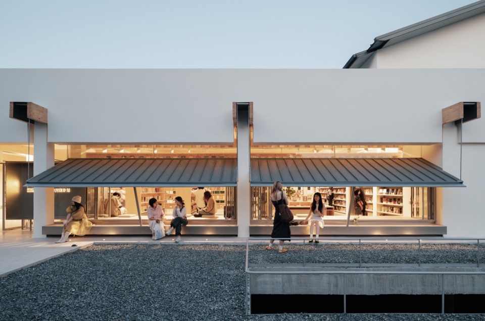 Xixi Goldmye Bookstore by Atelier Wen Arch
