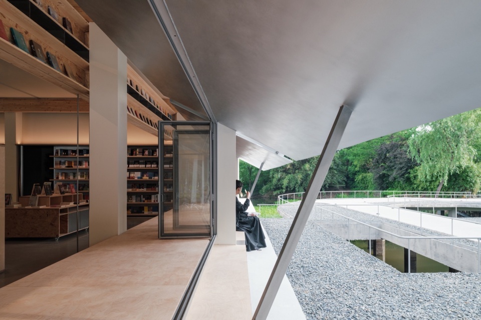 Xixi Goldmye Bookstore by Atelier Wen Arch