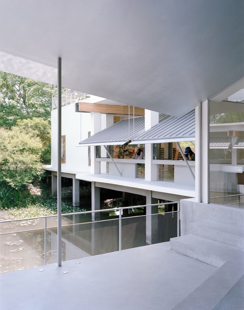 Xixi Goldmye Bookstore by Atelier Wen Arch
