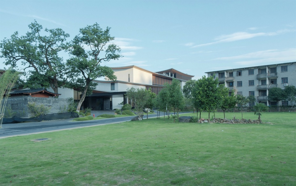 zephyrus art resort hotel by gwp architects