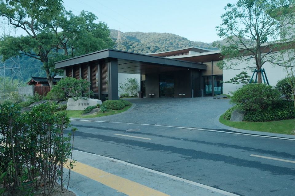 zephyrus art resort hotel by gwp architects