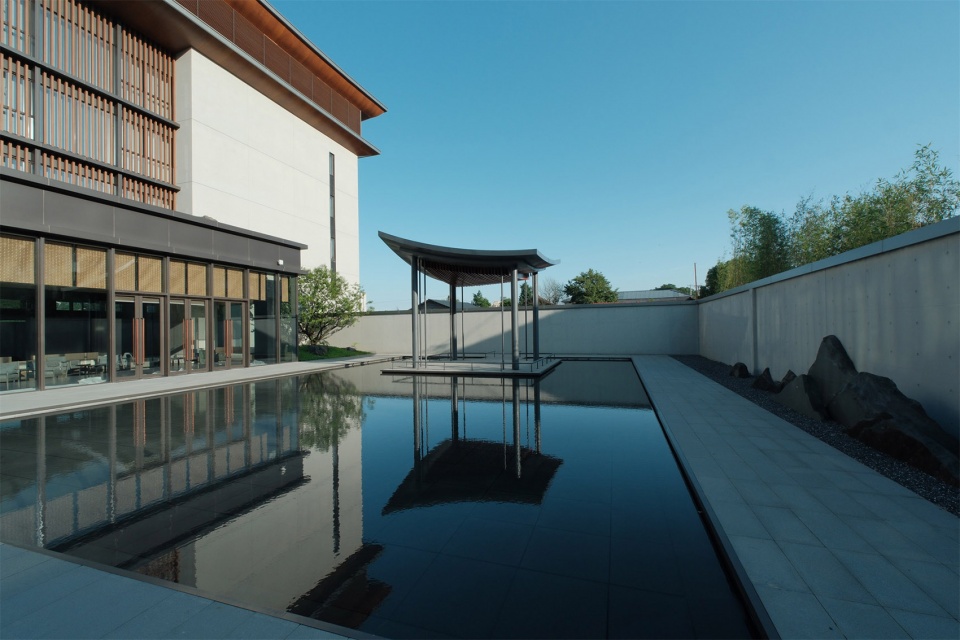 zephyrus art resort hotel by gwp architects