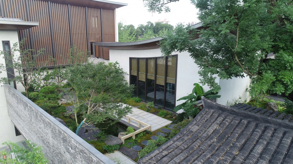 zephyrus art resort hotel by gwp architects