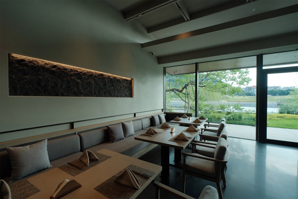 zephyrus art resort hotel by gwp architects