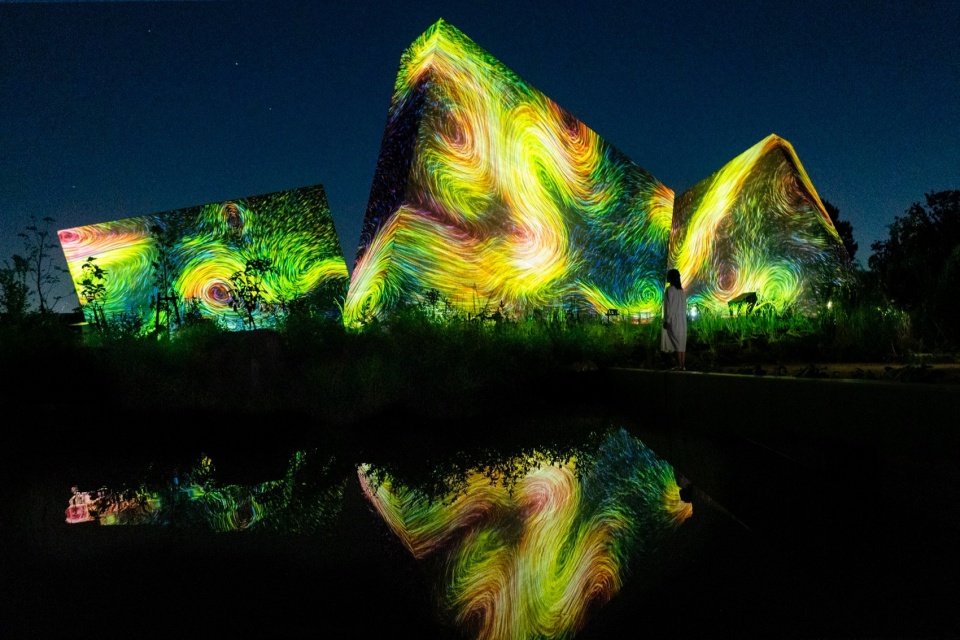 Sculptures of Dissipative Birds in the Wind by teamLab