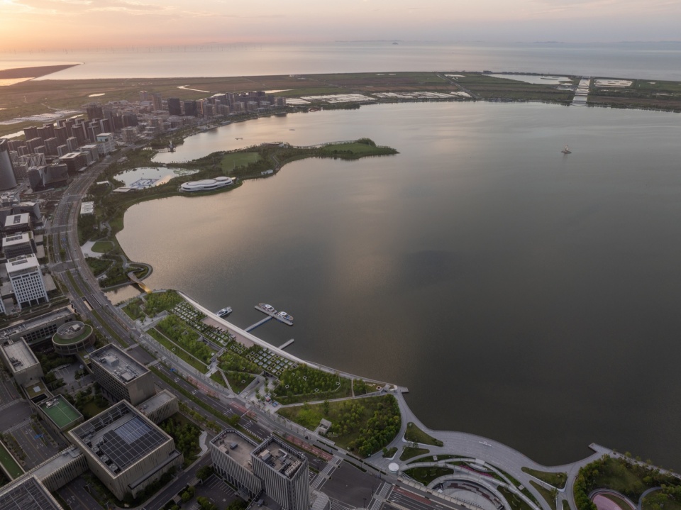 Pier One Dishui Lake by TM Studio