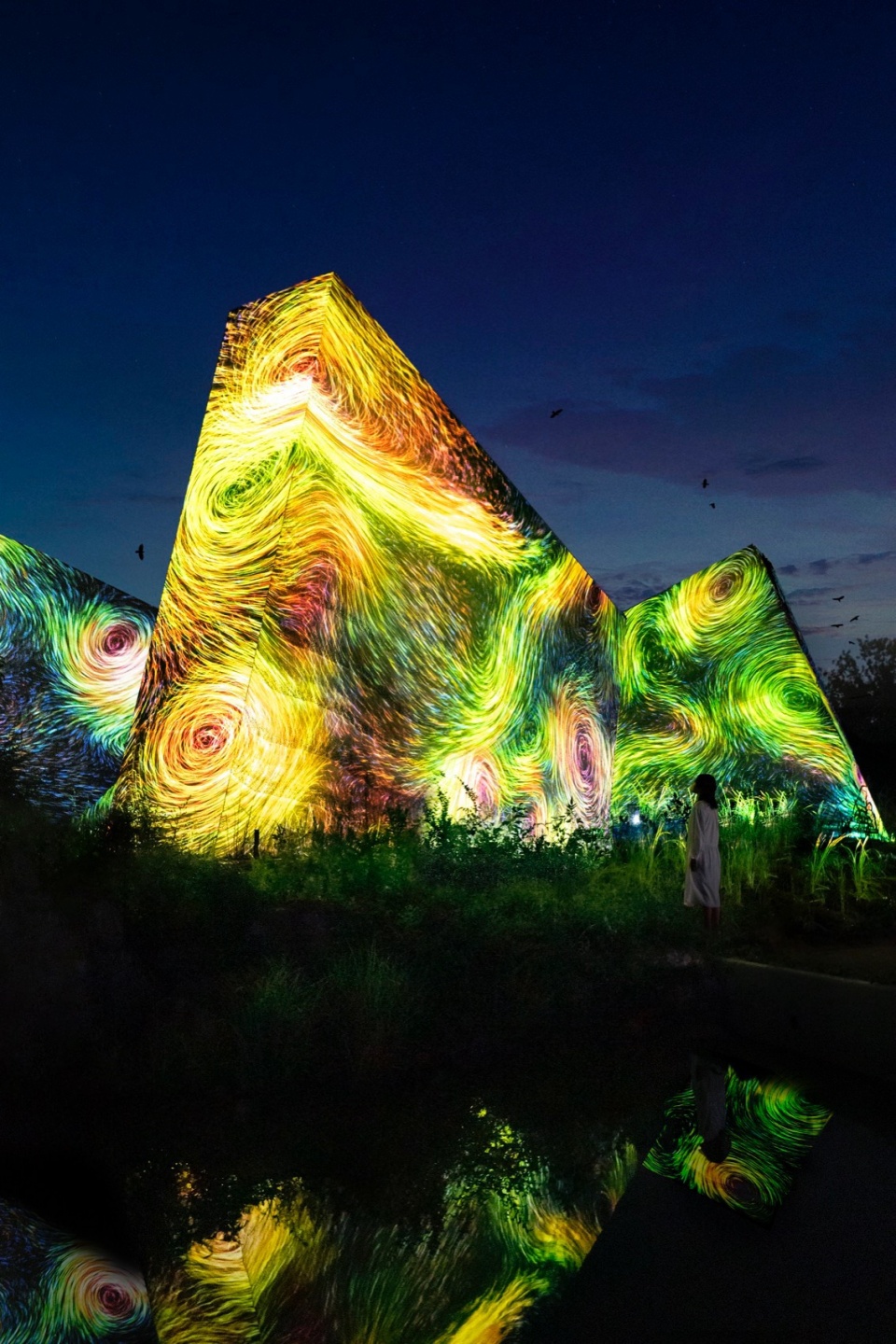 Sculptures of Dissipative Birds in the Wind by teamLab