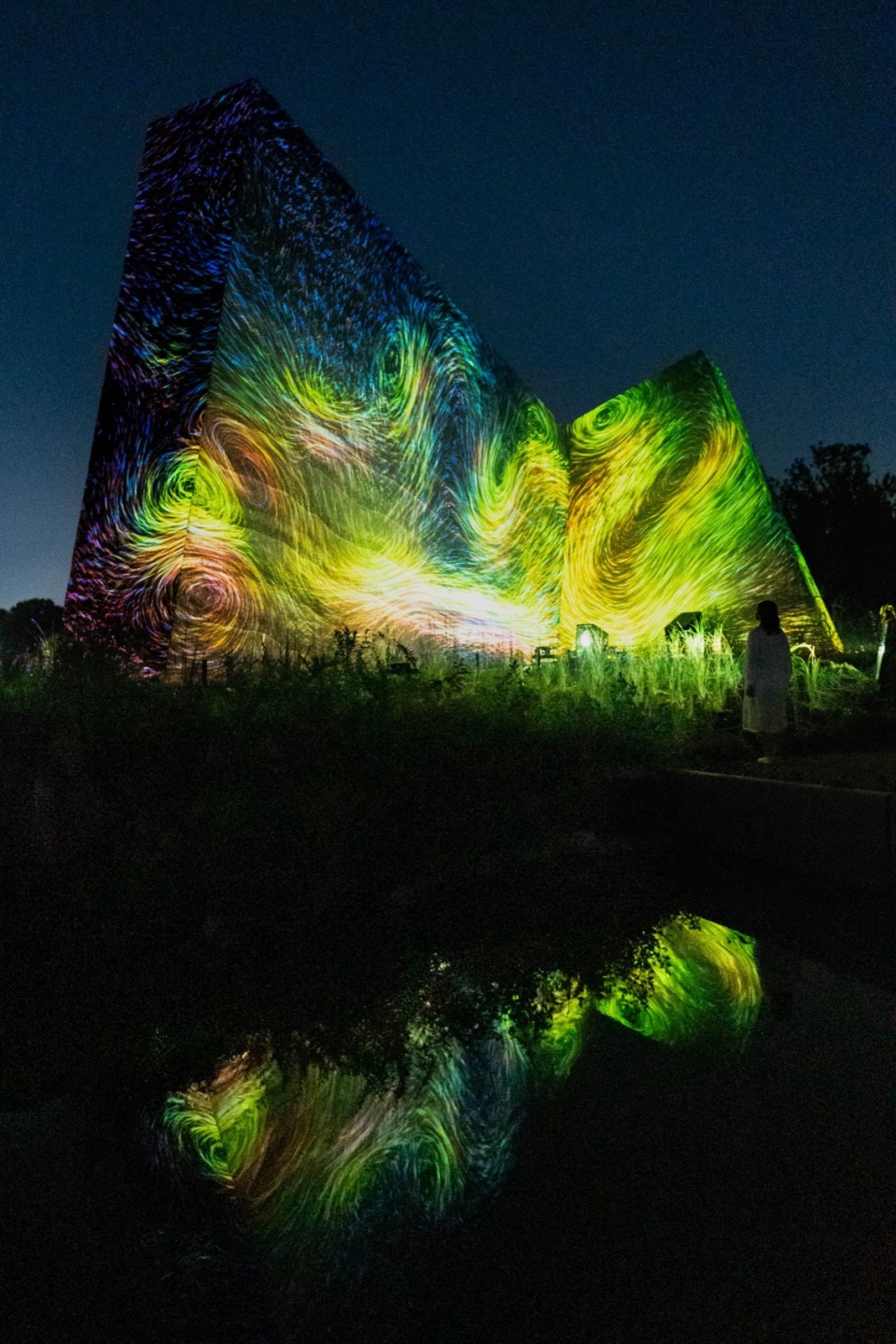 Sculptures of Dissipative Birds in the Wind by teamLab