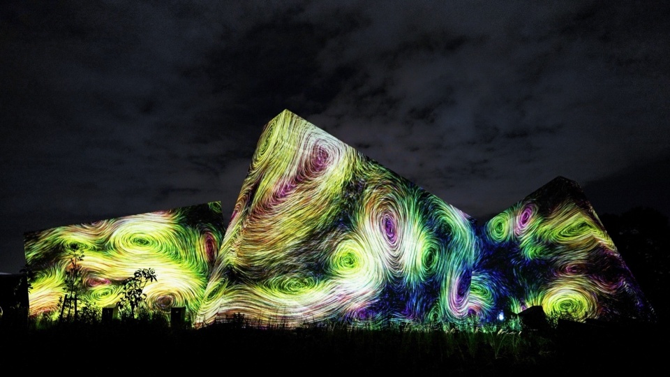 Sculptures of Dissipative Birds in the Wind by teamLab