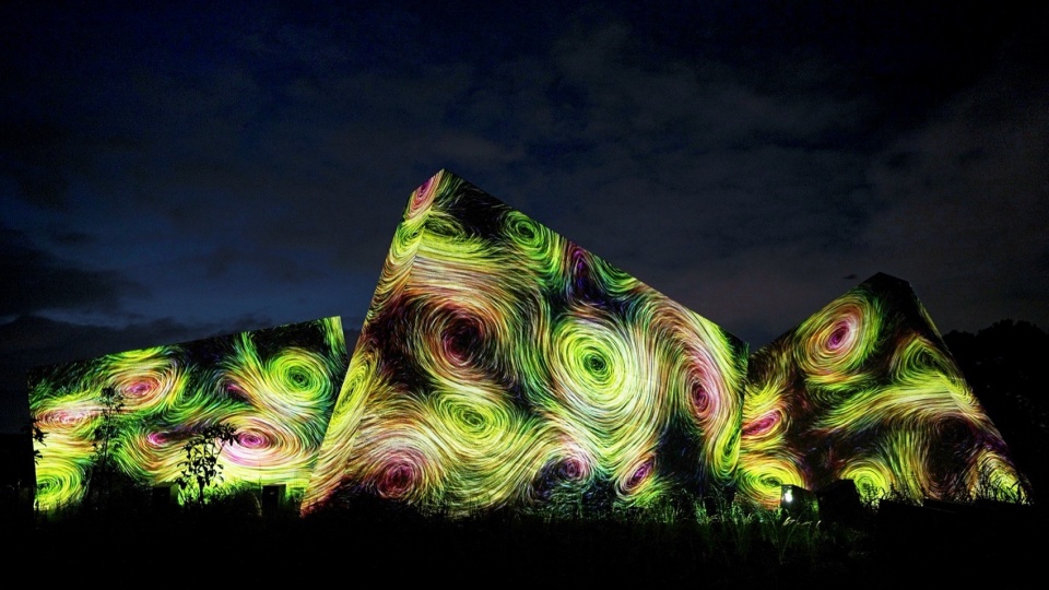 Sculptures of Dissipative Birds in the Wind by teamLab