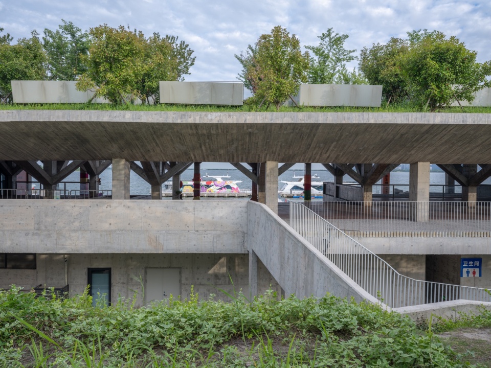 Pier One Dishui Lake by TM Studio