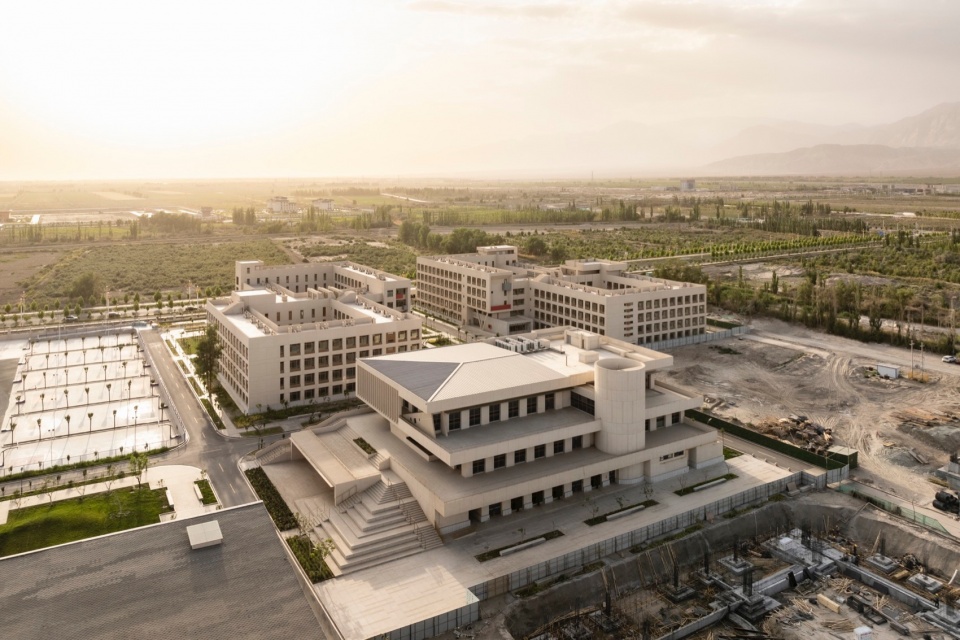 Tiemenguan Huashan High School by Jiangsu Provincial Zhongrui East China Institute of Architectural Design and Research Co Ltd Qurui Shan...