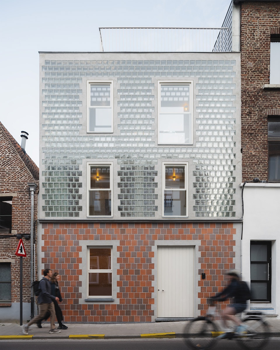 glass brick house by delmulle delmulle architecten