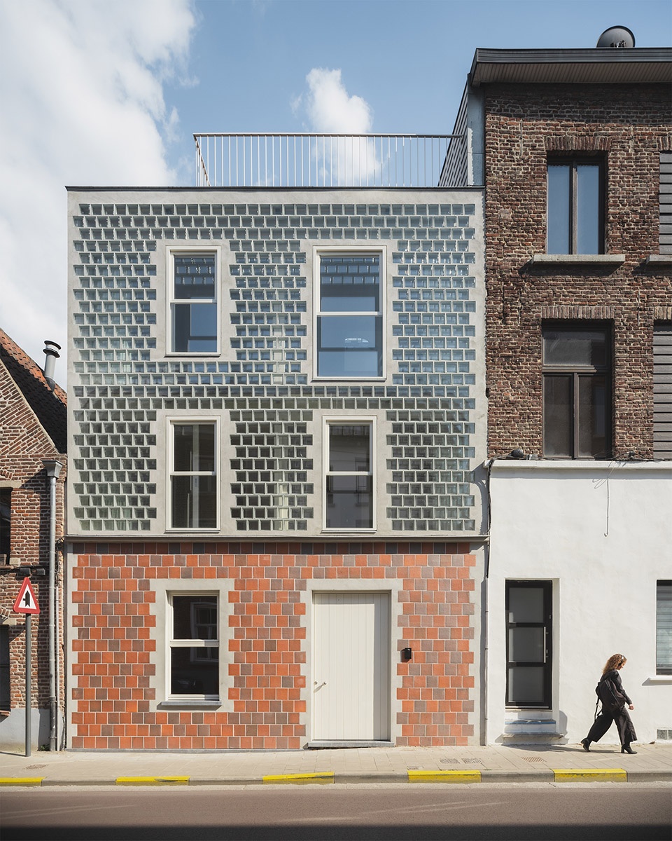 glass brick house by delmulle delmulle architecten