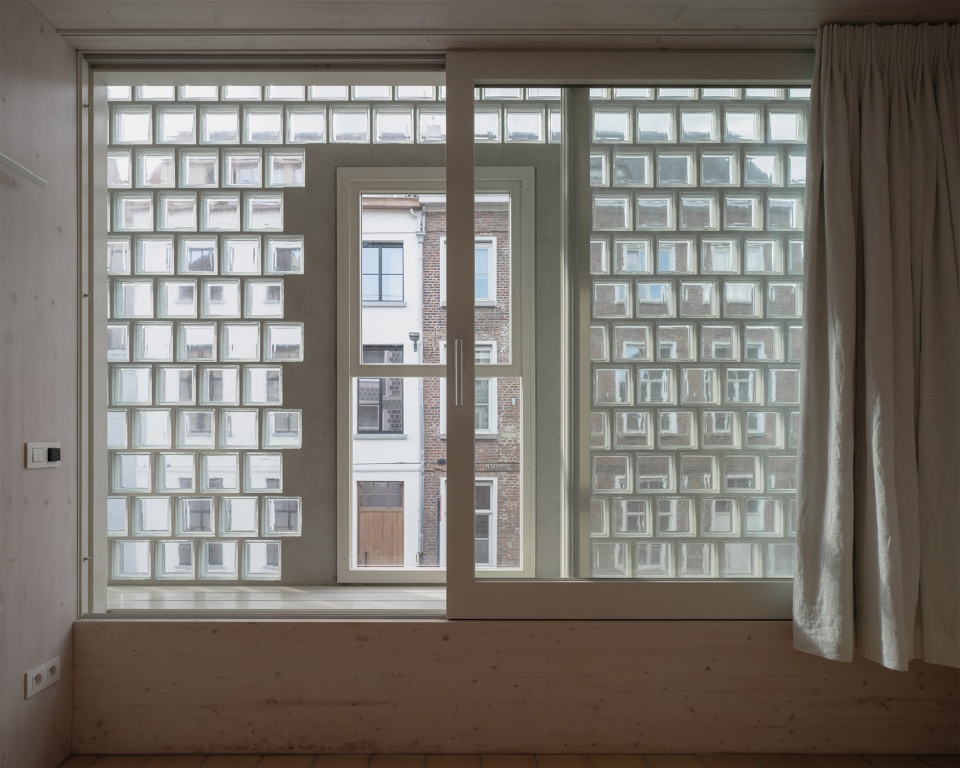 glass brick house by delmulle delmulle architecten