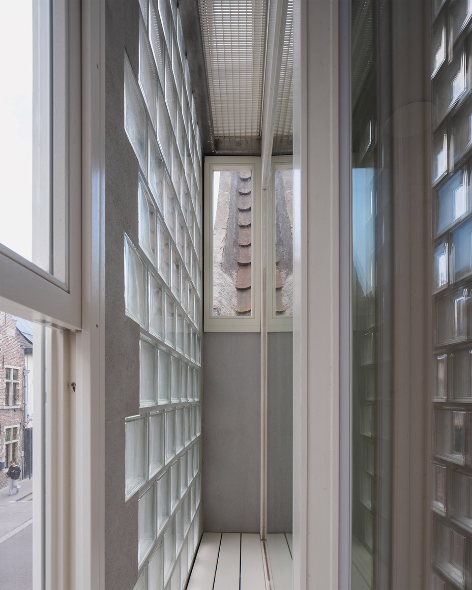 glass brick house by delmulle delmulle architecten