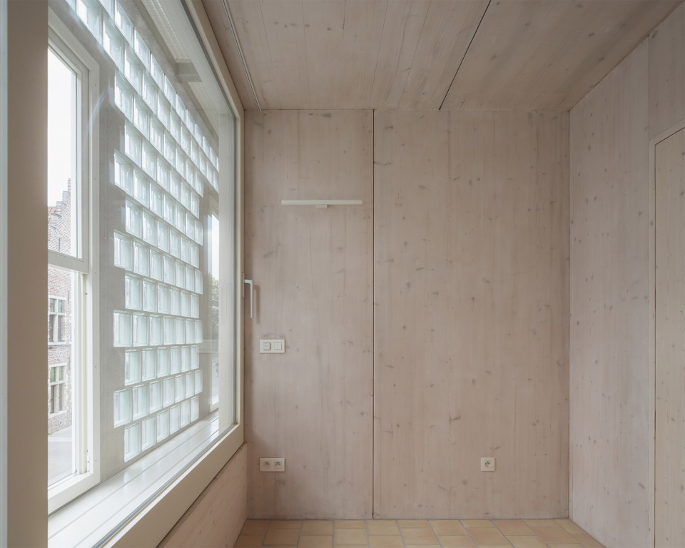 glass brick house by delmulle delmulle architecten