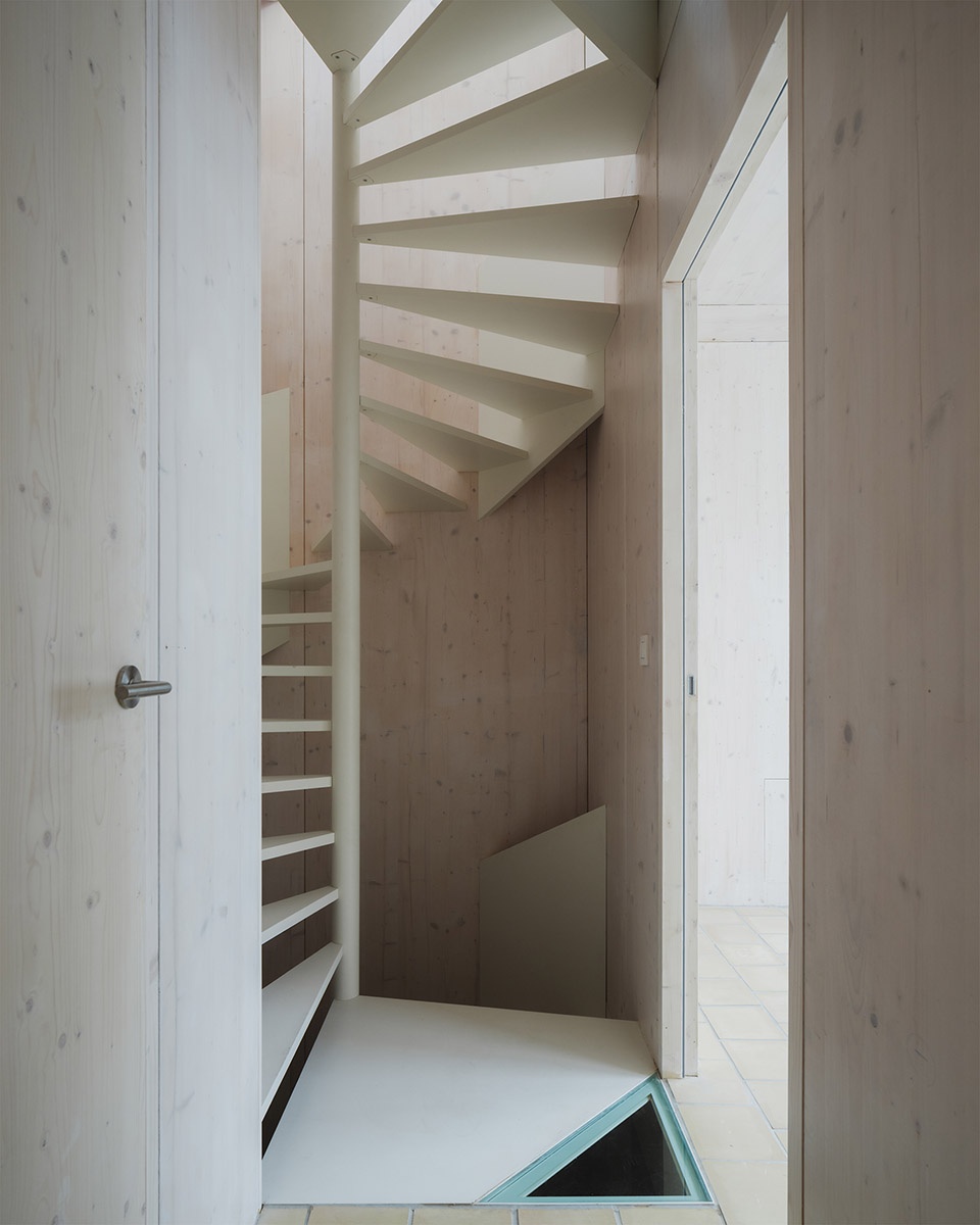 glass brick house by delmulle delmulle architecten