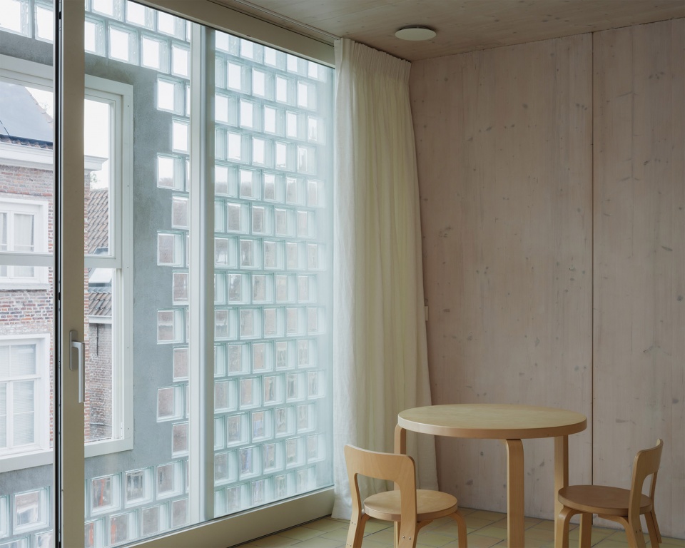 glass brick house by delmulle delmulle architecten