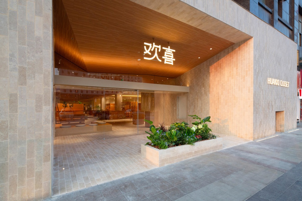 夕阳下的建筑门头,Building entrance facade at sunset
