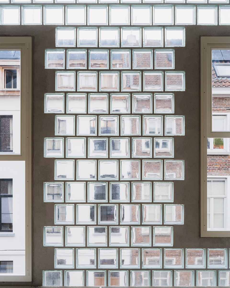 glass brick house by delmulle delmulle architecten