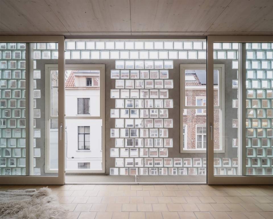 glass brick house by delmulle delmulle architecten
